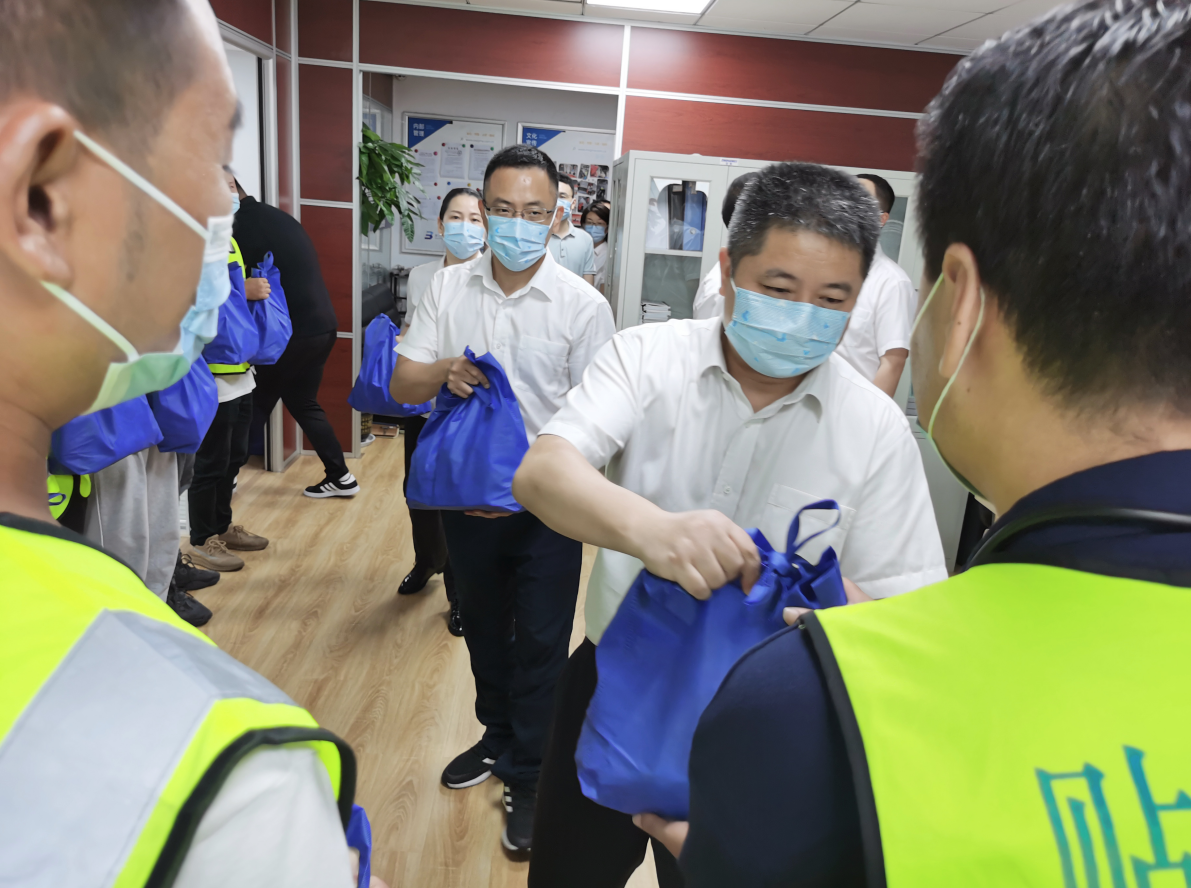 深入基层 | 市城管局领导夏日慰问到一线(图5)